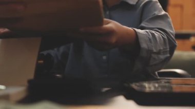 Hukuk teması, hakimin tokmağı, kolluk kuvvetleri, kanıt temelli davalar ve dikkate alınan belgeler.