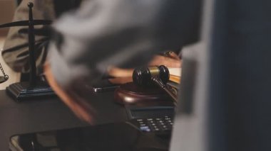 Hukuk teması, hakimin tokmağı, kolluk kuvvetleri, kanıt temelli davalar ve dikkate alınan belgeler.