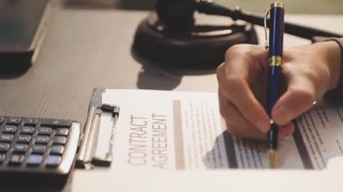 Hukuk teması, hakimin tokmağı, kolluk kuvvetleri, kanıt temelli davalar ve dikkate alınan belgeler.