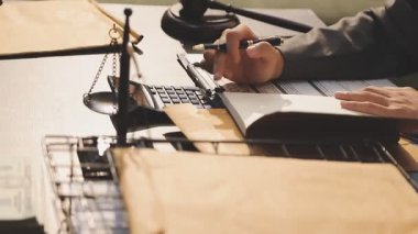 Hukuk teması, hakimin tokmağı, kolluk kuvvetleri, kanıt temelli davalar ve dikkate alınan belgeler.