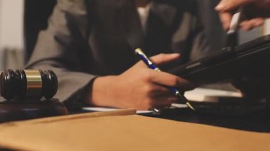 Hukuk teması, hakimin tokmağı, kolluk kuvvetleri, kanıt temelli davalar ve dikkate alınan belgeler.