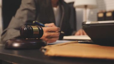 Hukuk teması, hakimin tokmağı, kolluk kuvvetleri, kanıt temelli davalar ve dikkate alınan belgeler.