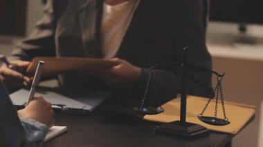 Hukuk teması, hakimin tokmağı, kolluk kuvvetleri, kanıt temelli davalar ve dikkate alınan belgeler.