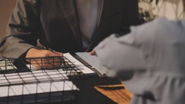 Hukuk teması, hakimin tokmağı, kolluk kuvvetleri, kanıt temelli davalar ve dikkate alınan belgeler.