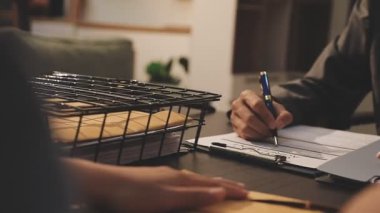 Hukuk teması, hakimin tokmağı, kolluk kuvvetleri, kanıt temelli davalar ve dikkate alınan belgeler.