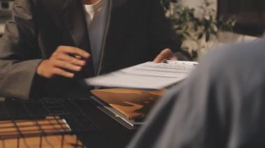 Hukuk teması, hakimin tokmağı, kolluk kuvvetleri, kanıt temelli davalar ve dikkate alınan belgeler.