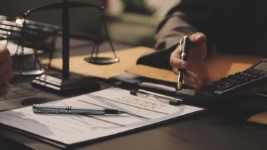 Hukuk teması, hakimin tokmağı, kolluk kuvvetleri, kanıt temelli davalar ve dikkate alınan belgeler.