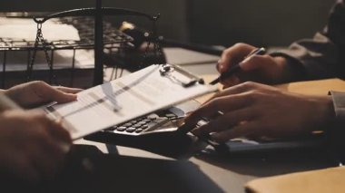 Hukuk teması, hakimin tokmağı, kolluk kuvvetleri, kanıt temelli davalar ve dikkate alınan belgeler.