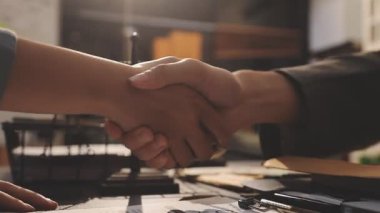 Hukuk teması, hakimin tokmağı, kolluk kuvvetleri, kanıt temelli davalar ve dikkate alınan belgeler.