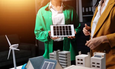 Güneş panelleri olan genç bayan mühendis.