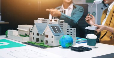 Model ve model modelli bir mimar ev ofisinde çalışıyor. Gerçek iş planında model oluşturma modeli. Emlak kavramı