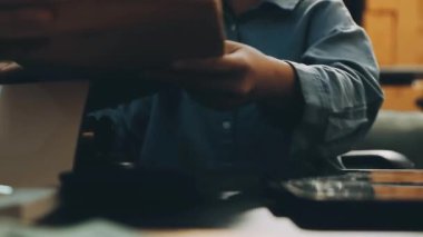 Yargıç Gavin ve Adalet Avukatları 'nın arka plandaki hukuk firmasında takım toplantısı var. Ofiste müvekkili olan noter.