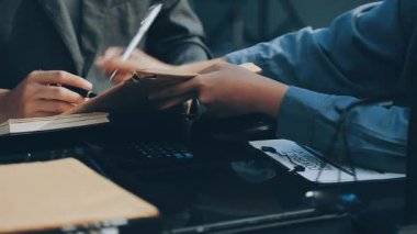 Yargıç Gavin ve Adalet Avukatları 'nın arka plandaki hukuk firmasında takım toplantısı var. Ofiste müvekkili olan noter.