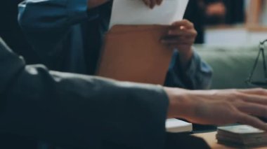 Yargıç Gavin ve Adalet Avukatları 'nın arka plandaki hukuk firmasında takım toplantısı var. Ofiste müvekkili olan noter.