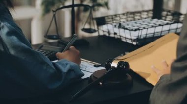 Yargıç Gavin ve Adalet Avukatları 'nın arka plandaki hukuk firmasında takım toplantısı var. Ofiste müvekkili olan noter.