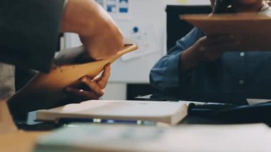 Yargıç Gavin ve Adalet Avukatları 'nın arka plandaki hukuk firmasında takım toplantısı var. Ofiste müvekkili olan noter.