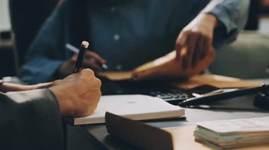 Yargıç Gavin ve Adalet Avukatları 'nın arka plandaki hukuk firmasında takım toplantısı var. Ofiste müvekkili olan noter.