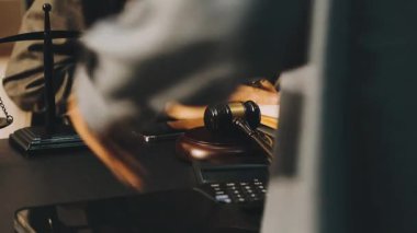 Yargıç Gavin ve Adalet Avukatları 'nın arka plandaki hukuk firmasında takım toplantısı var. Ofiste müvekkili olan noter.