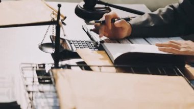 Yargıç Gavin ve Adalet Avukatları 'nın arka plandaki hukuk firmasında takım toplantısı var. Ofiste müvekkili olan noter.