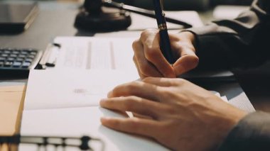 Yargıç Gavin ve Adalet Avukatları 'nın arka plandaki hukuk firmasında takım toplantısı var. Ofiste müvekkili olan noter.