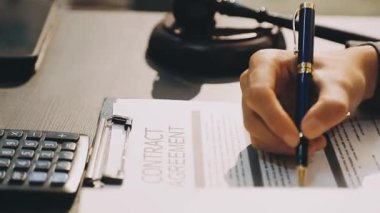 Yargıç Gavin ve Adalet Avukatları 'nın arka plandaki hukuk firmasında takım toplantısı var. Ofiste müvekkili olan noter.