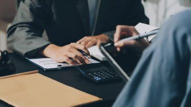 Yargıç Gavin ve Adalet Avukatları 'nın arka plandaki hukuk firmasında takım toplantısı var. Ofiste müvekkili olan noter.