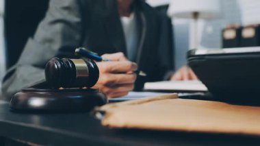 Yargıç Gavin ve Adalet Avukatları 'nın arka plandaki hukuk firmasında takım toplantısı var. Ofiste müvekkili olan noter.