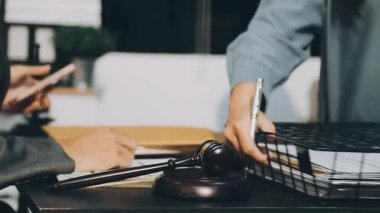 Yargıç Gavin ve Adalet Avukatları 'nın arka plandaki hukuk firmasında takım toplantısı var. Ofiste müvekkili olan noter.