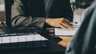 Yargıç Gavin ve Adalet Avukatları 'nın arka plandaki hukuk firmasında takım toplantısı var. Ofiste müvekkili olan noter.