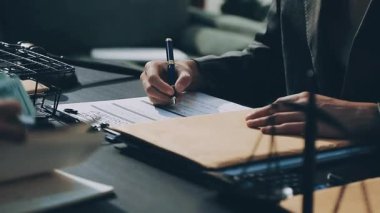 Yargıç Gavin ve Adalet Avukatları 'nın arka plandaki hukuk firmasında takım toplantısı var. Ofiste müvekkili olan noter.