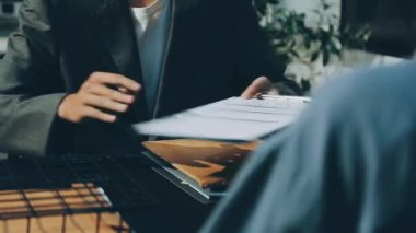 Yargıç Gavin ve Adalet Avukatları 'nın arka plandaki hukuk firmasında takım toplantısı var. Ofiste müvekkili olan noter.