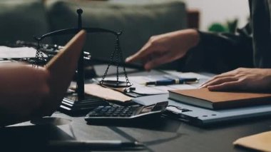 Yargıç Gavin ve Adalet Avukatları 'nın arka plandaki hukuk firmasında takım toplantısı var. Ofiste müvekkili olan noter.