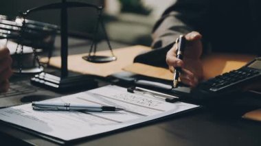 Yargıç Gavin ve Adalet Avukatları 'nın arka plandaki hukuk firmasında takım toplantısı var. Ofiste müvekkili olan noter.