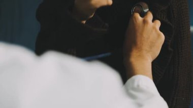 Kadın doktor, kadının elini tutuyor. Rahatlık veriyor, sağlık hizmeti veriyor, tıbbi yardım alıyor, güven desteği veriyor. Sağlık ziyareti sırasında, kısır hastayı rahatlatmaya teşvik ediyor.