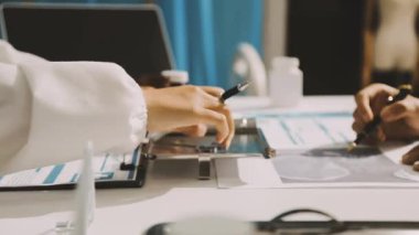 Kadın doktor, kadının elini tutuyor. Rahatlık veriyor, sağlık hizmeti veriyor, tıbbi yardım alıyor, güven desteği veriyor. Sağlık ziyareti sırasında, kısır hastayı rahatlatmaya teşvik ediyor.