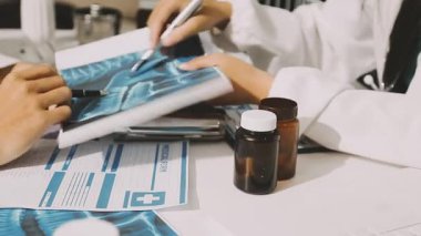 Kadın doktor, kadının elini tutuyor. Rahatlık veriyor, sağlık hizmeti veriyor, tıbbi yardım alıyor, güven desteği veriyor. Sağlık ziyareti sırasında, kısır hastayı rahatlatmaya teşvik ediyor.