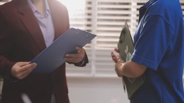 İş adamlarının kapatılması ESG stratejik taahhüt atölyesi, SDG raporları, küresel ısınma, yeşil finans yatırımları çevre dostu ve yönetim kurulu eğitim binasında sıfır atık.