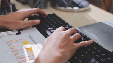 Ofiste çalışan denetçi ve muhasebeci ekibi mali verileri ve muhasebe kayıtlarını hesap makinesiyle analiz ediyor. Muhasebe şirketi kârlı nakit akışı için finansman ve vergilendirme planlaması sağlıyor