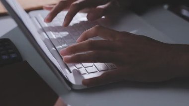 Ofiste çalışan denetçi ve muhasebeci ekibi mali verileri ve muhasebe kayıtlarını hesap makinesiyle analiz ediyor. Muhasebe şirketi kârlı nakit akışı için finansman ve vergilendirme planlaması sağlıyor