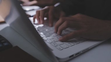 Ofiste çalışan denetçi ve muhasebeci ekibi mali verileri ve muhasebe kayıtlarını hesap makinesiyle analiz ediyor. Muhasebe şirketi kârlı nakit akışı için finansman ve vergilendirme planlaması sağlıyor