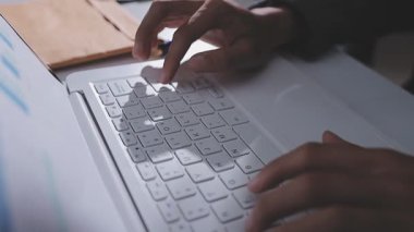 Ofiste çalışan denetçi ve muhasebeci ekibi mali verileri ve muhasebe kayıtlarını hesap makinesiyle analiz ediyor. Muhasebe şirketi kârlı nakit akışı için finansman ve vergilendirme planlaması sağlıyor