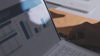 Ofiste çalışan denetçi ve muhasebeci ekibi mali verileri ve muhasebe kayıtlarını hesap makinesiyle analiz ediyor. Muhasebe şirketi kârlı nakit akışı için finansman ve vergilendirme planlaması sağlıyor