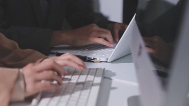 Ofiste çalışan denetçi ve muhasebeci ekibi mali verileri ve muhasebe kayıtlarını hesap makinesiyle analiz ediyor. Muhasebe şirketi kârlı nakit akışı için finansman ve vergilendirme planlaması sağlıyor