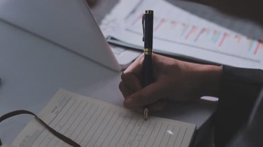 Ofiste çalışan denetçi ve muhasebeci ekibi mali verileri ve muhasebe kayıtlarını hesap makinesiyle analiz ediyor. Muhasebe şirketi kârlı nakit akışı için finansman ve vergilendirme planlaması sağlıyor