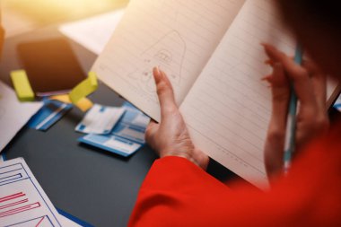 Uxui tasarımcılarından oluşan bir ekip bilgisayar ekranını işaret ederek ofiste yeni mobil uygulama tasarımını tartışıyor.