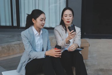 Asyalı iş kadını işini kaybettikten sonra üzgün ve cesareti kırılmış hissediyor..