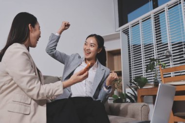 İş kadınları konferans odasında evrakları inceliyor