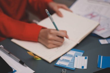 Uxui tasarımcılarından oluşan bir ekip bilgisayar ekranını işaret ederek ofiste yeni mobil uygulama tasarımını tartışıyor.