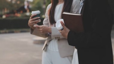 Yakınlarda grafikleri ve dizüstü bilgisayarı olan bir hesap makinesinde finansal veri hesaplayan bir kişi