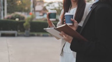 Yakınlarda grafikleri ve dizüstü bilgisayarı olan bir hesap makinesinde finansal veri hesaplayan bir kişi